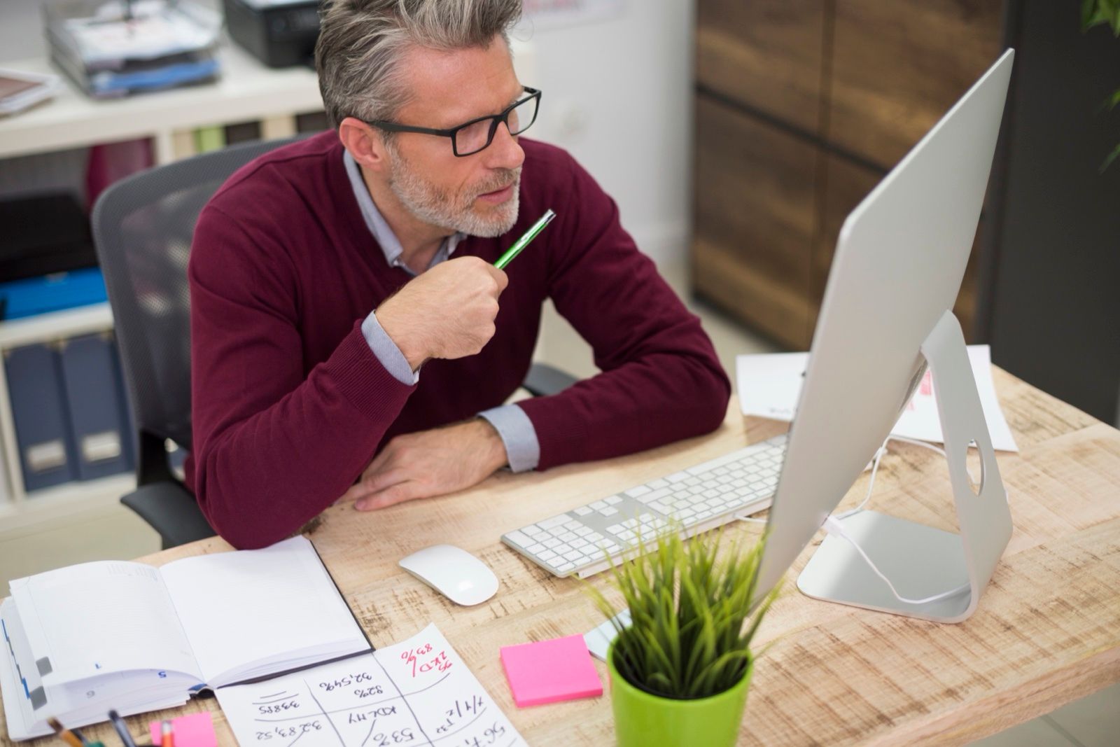 Un dirigeant concentré à son bureau, absorbé par ses tâches opérationnelles