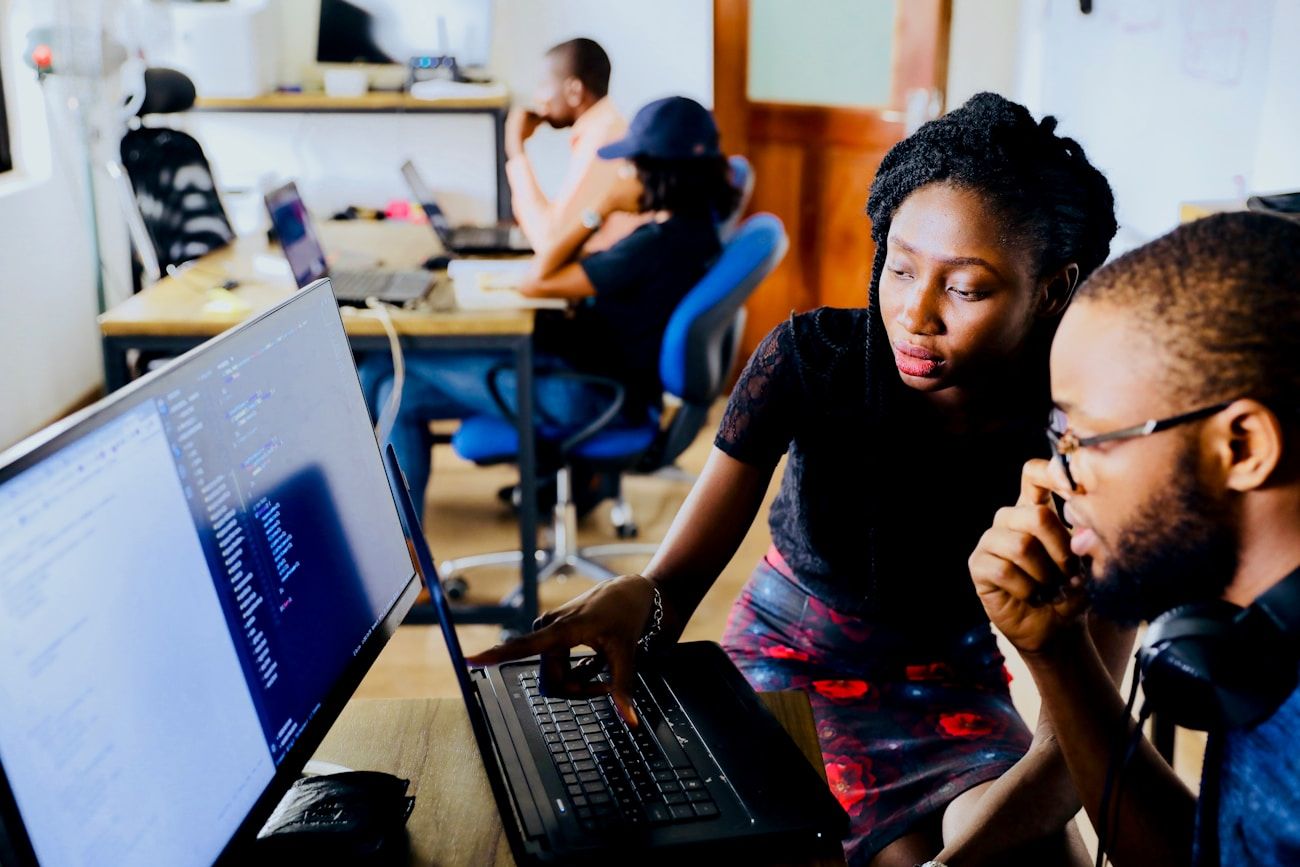 Une équipe Soluteam collaborant sur leurs ordinateurs