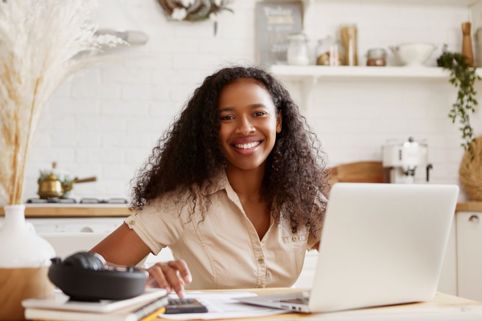 Une assistante Soluteam au travail sur son ordinateur